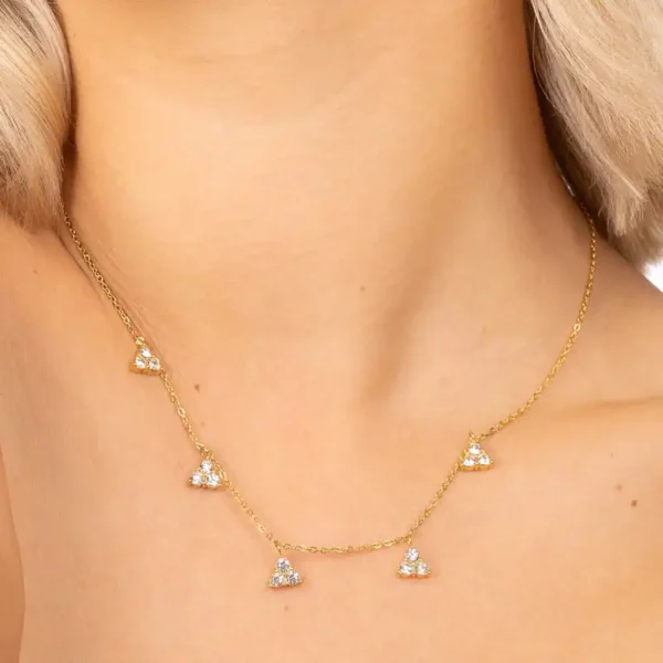Collier Triple Tennis Chaîne Dottilove, trois rangs de cristaux scintillants sertis, bijou de luxe disponible à la Réunion