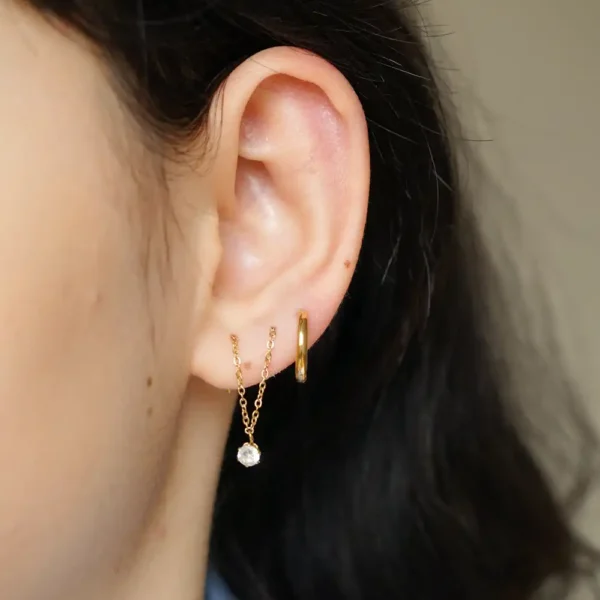 Boucles d'oreilles dorées Tennis Double Threaders Dottilove en acier inoxydable serties de deux lignes de zirconium, 29 mm - Bijoux Les Trésors d'Emma 974 Réunion.