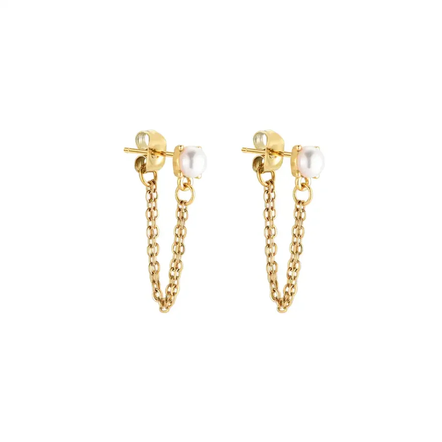 Texte Alternatif (Alt Tag) pour la photo : Boucles d'oreilles dorées Alluring Chain Pearl Dottilove en acier inoxydable avec perle blanche suspendue sur fond élégant - Bijoux Les Trésors d'Emma 974 Réunion.