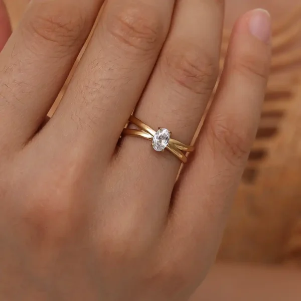 Bague Nice Oval Diamond de Dottilove, pierre centrale de forme ovale sertie de cristaux brillants sur un anneau doré, bijou chic à la Réunion